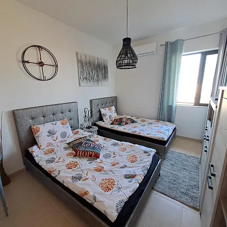 Sunshine Court Budget Bed & Breakfast *